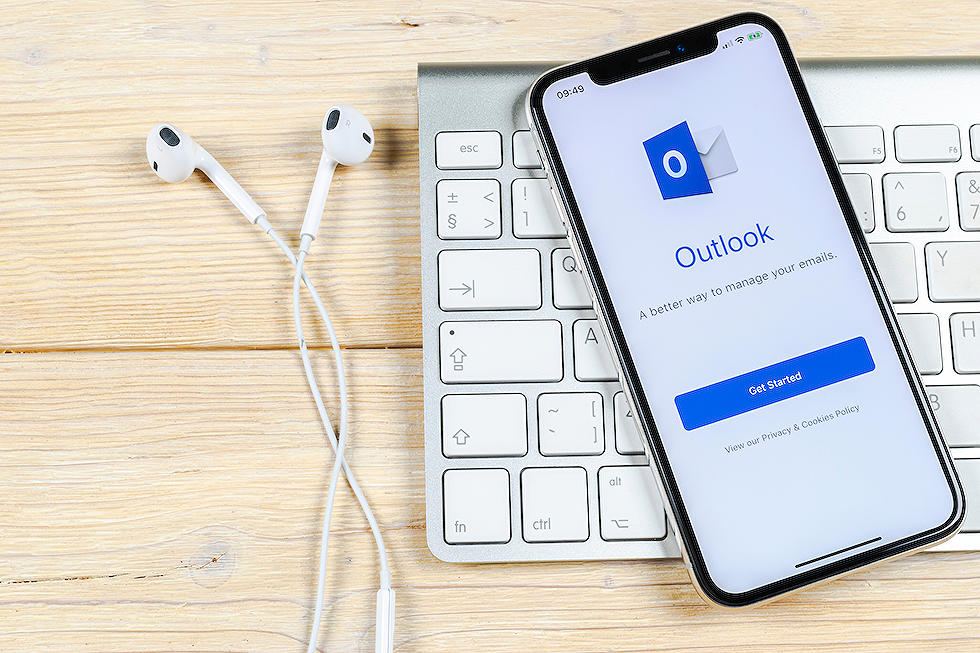 Outlook for Windows Preview support third-party accounts